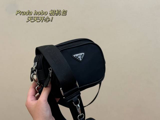 Size：13*17Cm 普拉达男 女同款相机包 大小正好哦！ 它真的是穿搭神器！ 超方便，出門直接走起