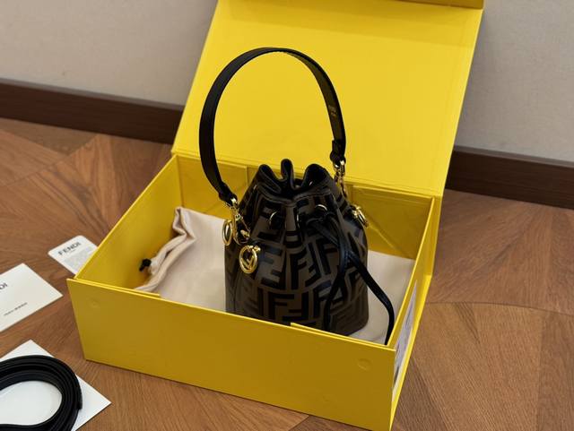 配折叠盒 Size ：14*19Cm Fendi 小可爱！ 芬迪水桶包经典！经典！