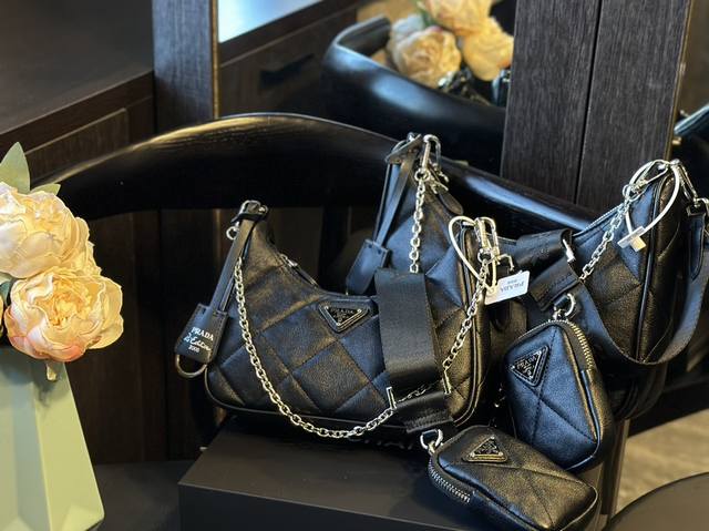 礼盒包装 Prada Hobo Combo 三合一 今年的新款hobo Bag 原厂定制3Cm三角标牌 专注细节 认准品质 有可调节长度的 尼龙刺绣logo肩带