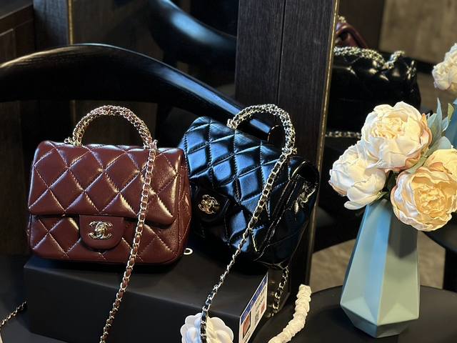 顶级纯皮 Chanel 24B 手柄 方胖子 慵懒随性又好背 上身满满的惊喜 高级慵懒又随性 彻底心动的一只hh！ Size：20Cm