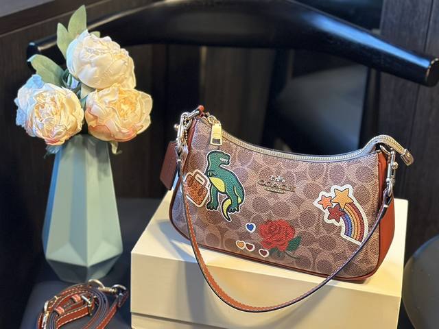 徽章限定 折叠礼盒 Coach 蔻驰 Teri 腋下包 原单hobo包 麻将包 配小牛皮 搭配两条肩带 可单肩斜挎 百搭神器 原单牛皮 配经典双c面料y！尺寸：