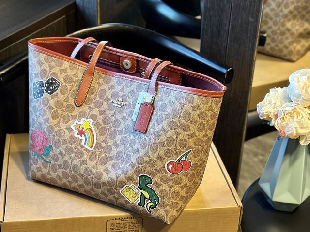 徽章限量款 官网飞机箱 Coach 可以装下全世界的徽章tote包 集美冲鸭！ 蔻家奥莱托特包来咯～时尚又复古，最近老花风刮满了时尚圈，使用与时尚并存的包包就是