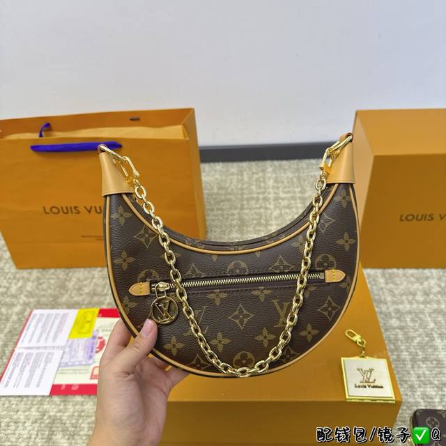 全套包装 Lv路易威登新款loop豌豆包 本身包型就很独特，也叫月亮包 配有零钱包镜子 老花设计，肩带可调节 腋下背、斜挎，手提都很好看！ 随意搭配，都能让你整