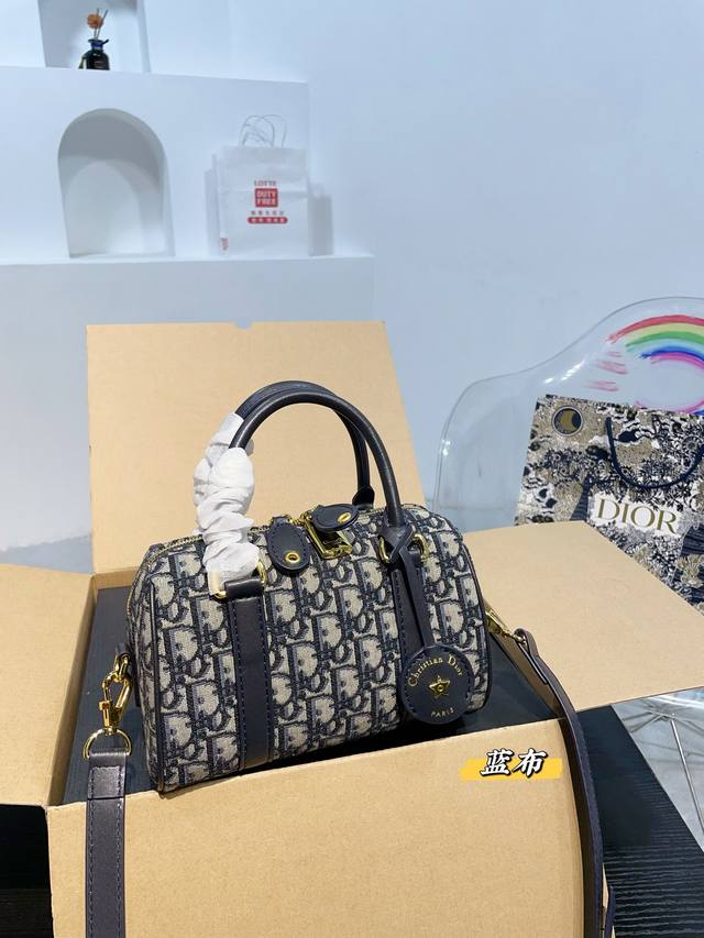 Dior迪奥枕头包 任何搭配都能够轻松驾驭 低调有质感 容量也很可 T-31尺寸21.11.12折叠盒 Dior迪奥枕头包 任何搭配都能够轻松驾驭 低调有质感 容量也很可 T-31尺寸21.11.12折叠盒