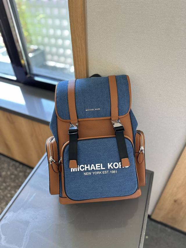 Mk 男士双肩包 气场足足的 颜值巨高 日常出街首选 潮酷时尚男孩女孩必入款 尺寸30.15.40