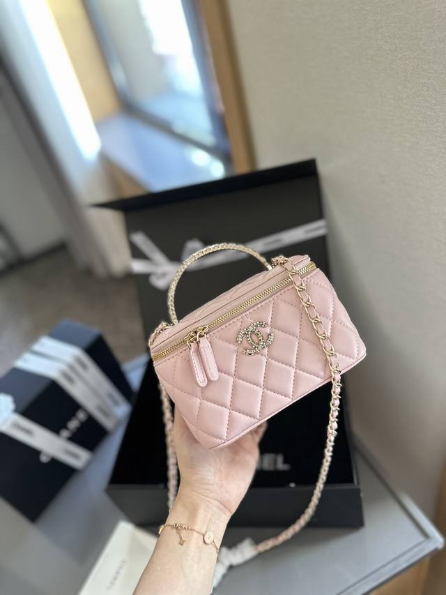 折叠礼盒包装 Chanel 新品 高级镶金镂空编织手柄 盒子包 化妆包 小箱子 最近的盒子包系列真的好火，小盒子当然是异常可爱啦。尺寸 18Cm