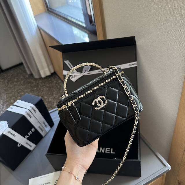 折叠礼盒包装 Chanel 新品 高级镶金镂空编织手柄 盒子包 化妆包 小箱子 最近的盒子包系列真的好火，小盒子当然是异常可爱啦。尺寸 18Cm