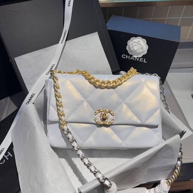 大号 折叠礼盒包装 原单专柜品质 Chanel 19小羊皮 小香牛羊皮最近好多明星都在背chanel 19 这款包是由老佛爷karl Lagerfeld和cha