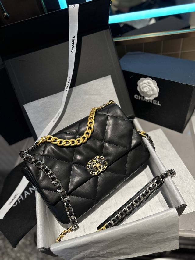 大号 折叠礼盒包装 原单专柜品质 Chanel 19小羊皮 小香牛羊皮最近好多明星都在背chanel 19 这款包是由老佛爷karl Lagerfeld和cha