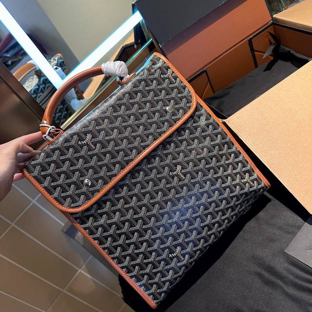 戈雅双肩包 阿希哥同款 Goyard戈雅原厂订制y涂鸦料配皮轻便 耐磨材质出行易搭配 有个性 网红同款 品质超赞 人手必备的一款喜欢的抓紧自留啦 尺寸：33 2