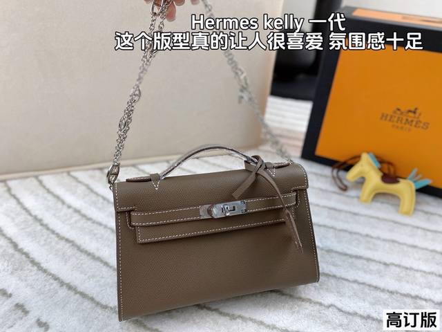 配全套包装 高订版 爱马仕kelly一代 一眼万年 这高级的质感谁敢与之匹敌啊~真的太有氛围感了 包型又特别立挺 背着ta上街可太有面儿了~开口比较大收纳物品都