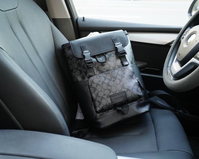 蔻驰 官网同步 高版本 原厂双肩背包 不要错过 全原单小牛皮制作 品质极好 超大容量 非市面普通货 来自贸易公司的狠货.. 强调一下 原厂 一直是抢爆的款式 专