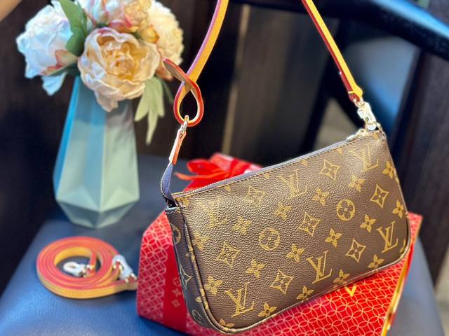 原单 折叠礼盒 官网飞机箱 法国原厂料m40712 全钢五金 尺寸：23.5*13.5*4Cm Lv 麻将包 配长肩带 链条 可斜挎 这款麻将包可谓永远的经典著