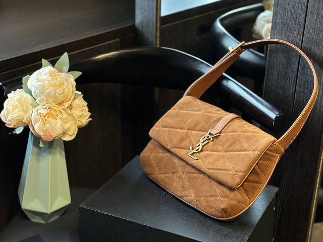 麂皮 礼盒包装 Ysl 腋下包 夏季穿着简约一些 All Black穿搭万能于四季不费力的好看 Saint Laurent新款腋下包le 57小羊皮搭配菱形格纹