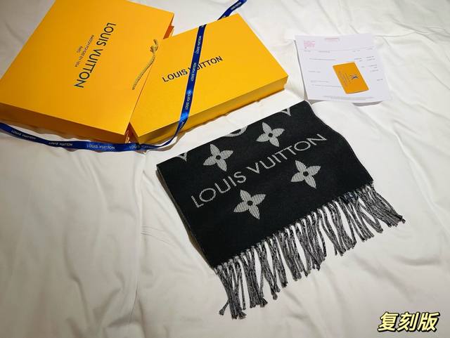 配送带图片同款全套包装 Lv羊毛围巾 专柜原版打版定制提花织纹lv Essential 围巾 黑色与灰色的撞色， %羊毛的材质，手感柔软进口机器与定制羊毛线打造