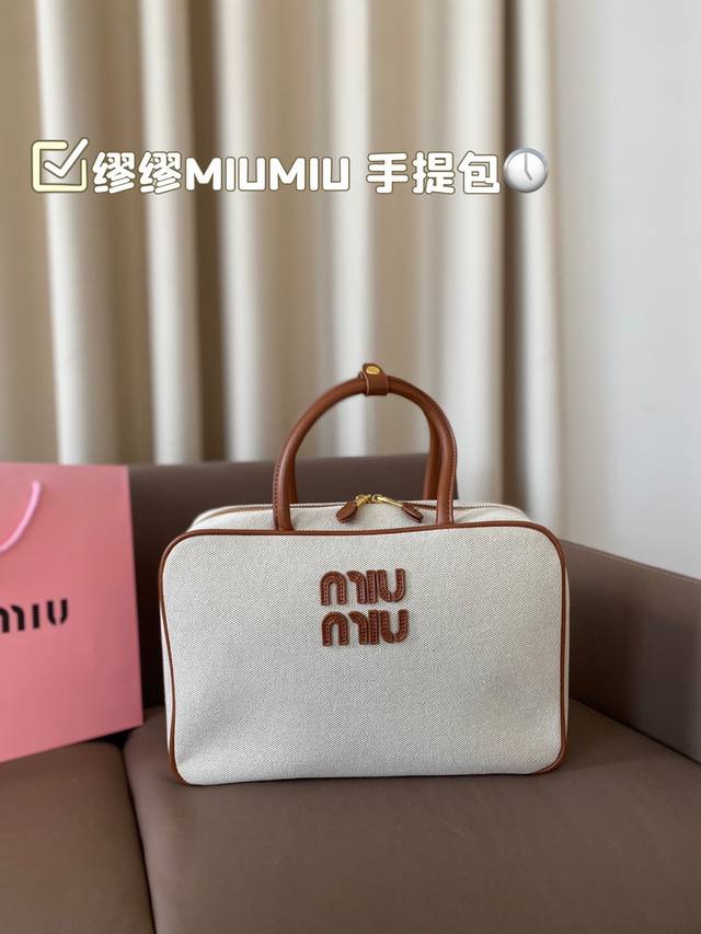 缪缪miumiu 手提包 轻轻松松高级感 包包手感巨好容量也很不赖 简单却又不失华丽 在你的精简穿搭上简直就是点睛之笔 尺寸：34*23