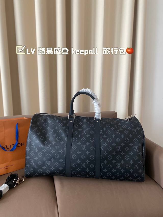 Lv 路易威登 春夏限量新款keepall 旅行包 一只帅气能装的旅行袋 时尚爆发款火热来袭 经典设计大气可观男女通用款 包包采用原版皮质 超级厚实 耐磨 耐用