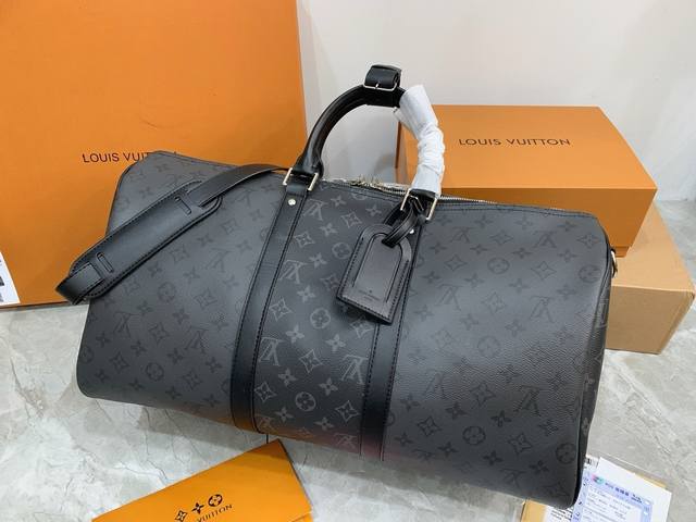 Lv 路易威登联名款keepall 斜跨包旅行包 一只帅气能装的旅行袋 时尚爆发款火热来袭 经典设计大气可观男女通用款 包包采用原版皮质 超级厚实 耐磨 耐用原 Lv 路易威登联名款keepall 斜跨包旅行包 一只帅气能装的旅行袋 时尚爆发款火热来袭 经典设计大气可观男女通用款 包包采用原版皮质 超级厚实 耐磨 耐用原