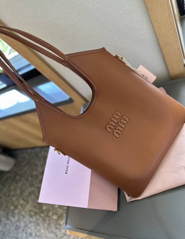礼盒包装 Miumiu 伊势丹限定 托特包 Miumiu伊势丹限定款tote 也太好看了 Miumiu 这款tote 可能是它家出过的包里我最喜欢的一款 尺寸