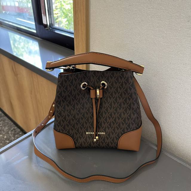 礼盒包装 Mk 水桶包 少女感十足，水桶包型超级时尚，很特别包身不大但是内里简直太能装了，很深日常出门完全够用，经典老花抽绳，粉粉嫩嫩的随便套件连衣裙西装都好看