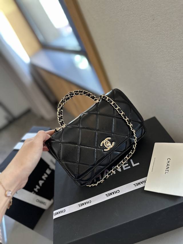 折叠礼盒包装 Chanel 香奈儿 新款手柄发财包 绝美 实物比照片好看，在树脂的手柄和镂空的中间选择了这 款镂空，因为树脂的还是怕氧化和碰碎，这款好绝啊， 和