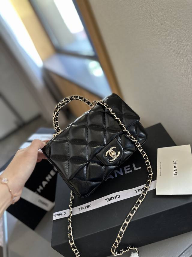 折叠礼盒包装 香奈儿 Chanel 交叉手柄斜挎包 精致美丽 高级优雅 很好驾驭，不挑衣服，不挑季节 一年四季都可，可盐可甜 高个子小姐姐背，气质御姐范 小个子