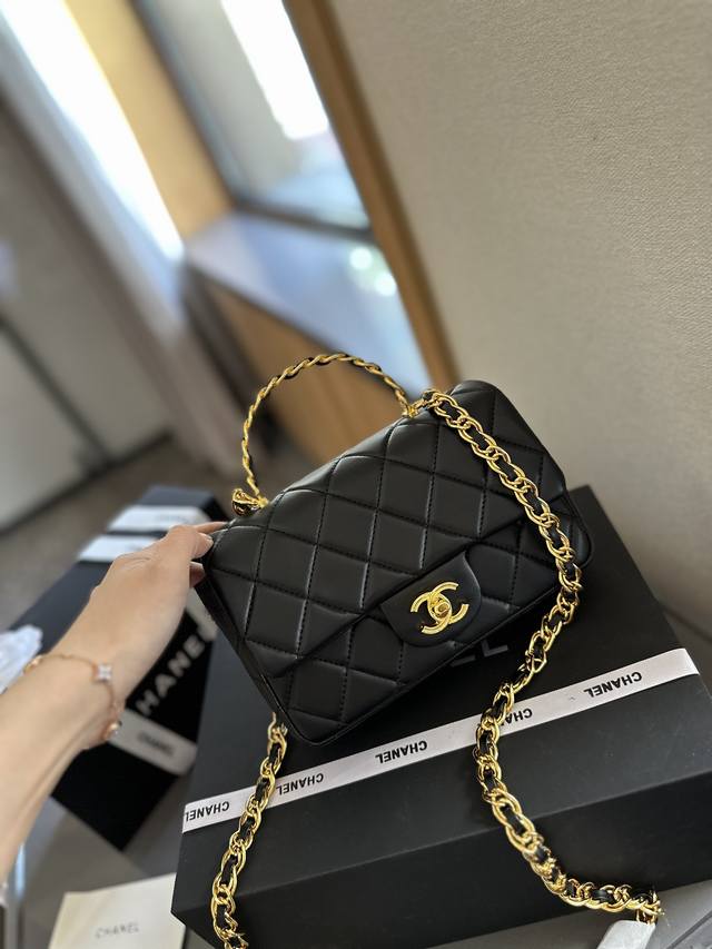 折叠礼盒官网飞机盒” Chanel 24S 手柄大mini Handle 这季手柄跟以往不一样，金属装饰是加分项， 更加精致复古，容量一如既往的够用，可以放手机