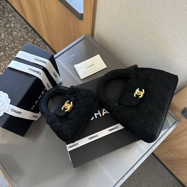 折叠礼盒包装 Chanel 24新款kelly链条包 24C最火的一款 尺寸:14Cm小 21Cm大 折叠礼盒包装 Chanel 24新款kelly链条包 24C最火的一款 尺寸:14Cm小 21Cm大