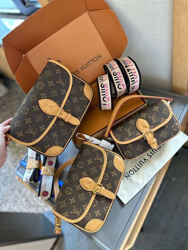 芯片版 折叠礼盒包装 Lv M45985 王炸绝对一眼就知道是爆款 充满慵懒法式复古风情的法棍包,方方正正的长方包型,采用上窄下宽的梯形设计不只更贴身,而且容纳 芯片版 折叠礼盒包装 Lv M45985 王炸绝对一眼就知道是爆款 充满慵懒法式复古风情的法棍包,方方正正的长方包型,采用上窄下宽的梯形设计不只更贴身,而且容纳