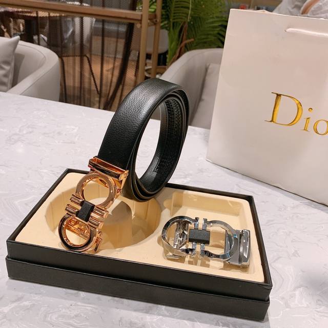 一条带一个扣 一条带两个扣 礼物首选菲拉格慕最新款自动扣 头层牛皮经典花纹 火爆全网 好货上手就知超级时尚款式的自动扣。让你走到哪里都是焦点。设计独特，穿戴更舒