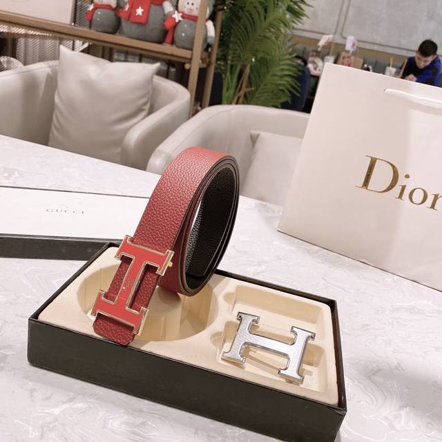 一条带一个扣 一条带两个扣 品牌:爱马仕等级:水货正品 牛皮 官网在售同款 以手工以及优质选料闻名 独特的是设计理念 现代男士女士清睐优质配饰 双面可用扣头:1 一条带一个扣 一条带两个扣 品牌:爱马仕等级:水货正品 牛皮 官网在售同款 以手工以及优质选料闻名 独特的是设计理念 现代男士女士清睐优质配饰 双面可用扣头:1