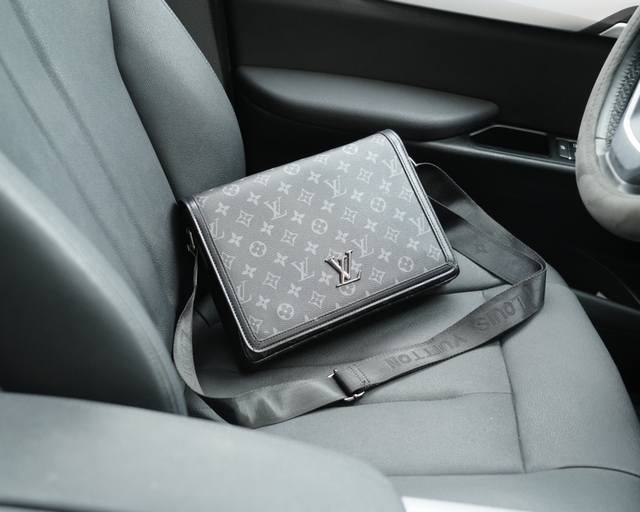 路易威登 官网同步 高版本 斜挎单肩背包 永恒不过时的标志性产品 纯原单牛皮 顶级五金制作 非市面普通版本 今年lv最爱的款 全部实拍 实用性非常高 完全不用担