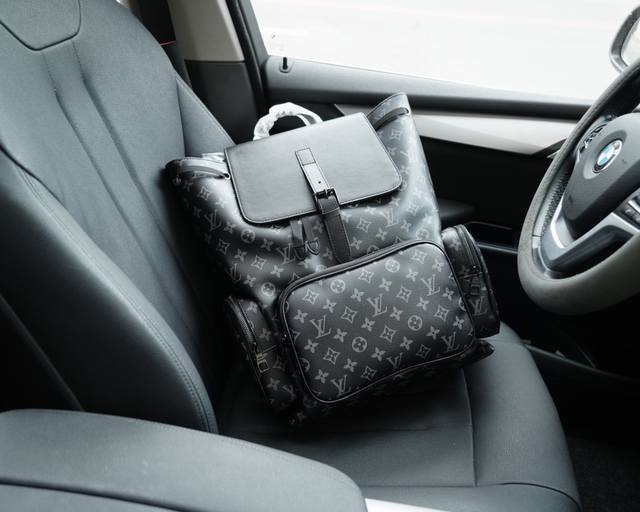 路易威登 官网同步 高版本 原厂双肩背包 不要错过 全原单小牛皮制作 品质极好 超大容量 非市面普通货 来自贸易公司的狠货.. 强调一下 原厂 一直是抢爆的款式 路易威登 官网同步 高版本 原厂双肩背包 不要错过 全原单小牛皮制作 品质极好 超大容量 非市面普通货 来自贸易公司的狠货.. 强调一下 原厂 一直是抢爆的款式