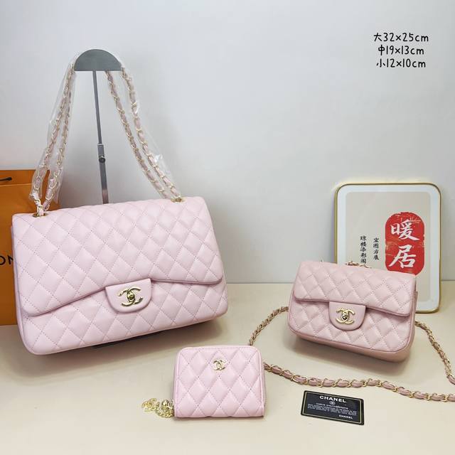 三件套 香奈儿 Chanel Cf机场包+方胖子包+钱包 3件套组合 尺寸:大32X25Cm,中19X13Cm,小12X10Cm. 三件套 香奈儿 Chanel Cf机场包+方胖子包+钱包 3件套组合 尺寸:大32X25Cm,中19X13Cm,小12X10Cm.