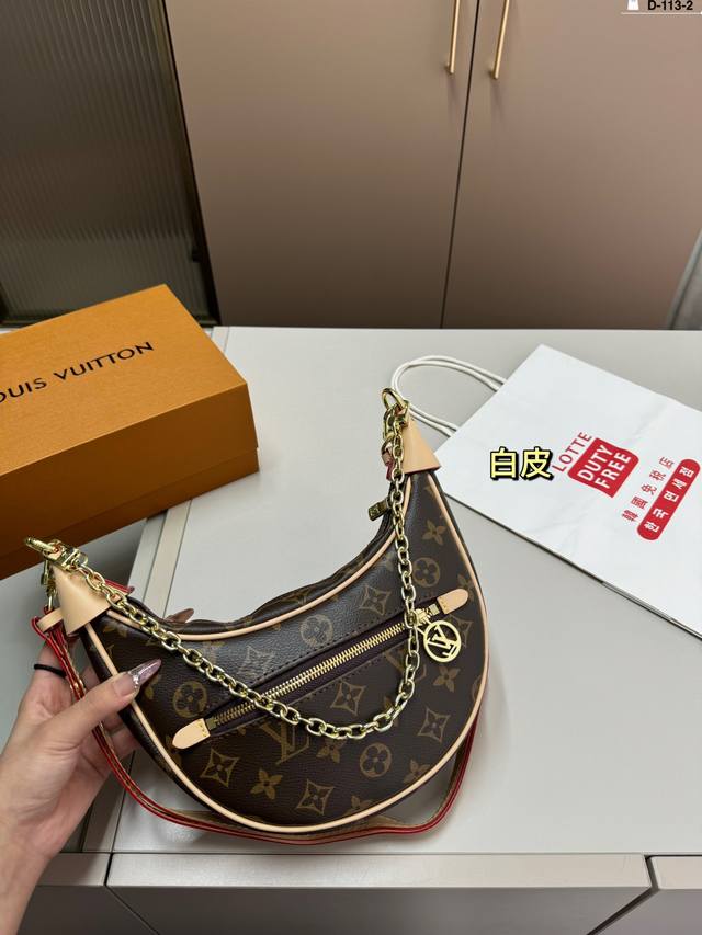 Lv 月亮包 白皮 由lv中古豌豆版改版而来 实用耐看 很好用！ D-113-2尺寸22.6.11折叠盒飞机盒