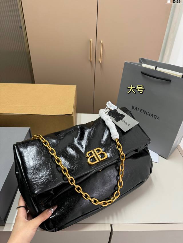 大 巴黎世家monaco正式上市 像枕头一样柔软 像棉花一样轻 喜欢大包包的宝贝们千万不要错过了 D-29尺寸36×23 29×18折叠盒飞机盒礼品袋