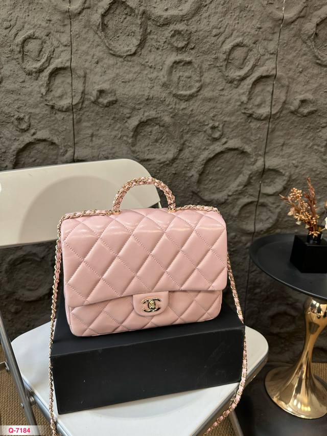 配折叠盒 香奈儿最 Cf手柄差包，是我配不上我的神仙sa给我订了这款 Chanel 23S新款mini Cf手柄包 富家千金包五金很有质感＋光泽感的油蜡皮，手提