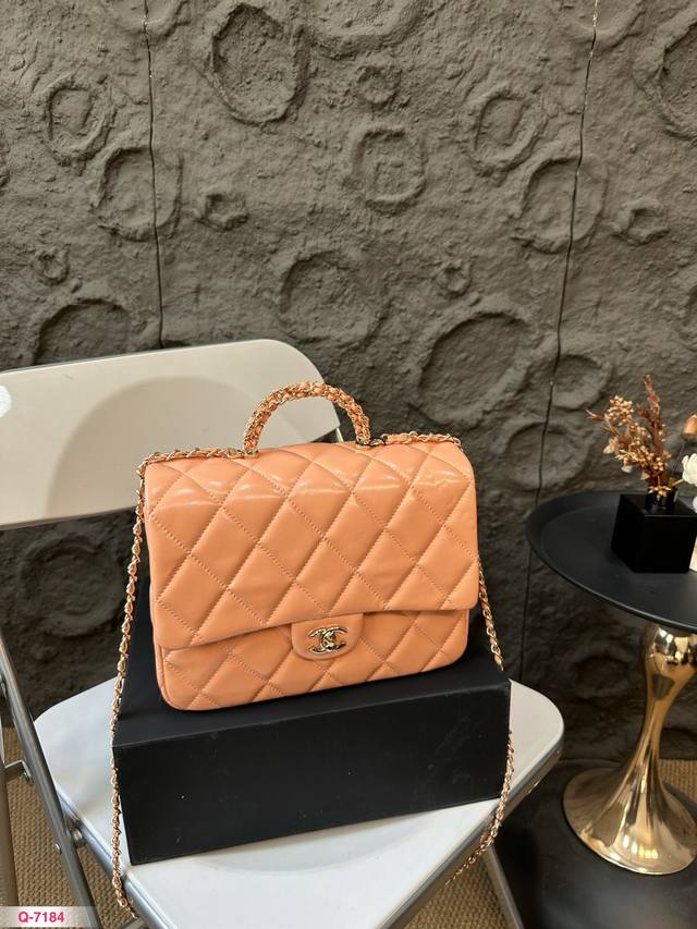 配折叠盒 香奈儿最 Cf手柄差包，是我配不上我的神仙sa给我订了这款 Chanel 23S新款mini Cf手柄包 富家千金包五金很有质感＋光泽感的油蜡皮，手提