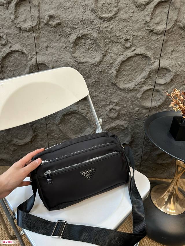 普拉达prada 相机包 尼龙帆布面料 小小的,轻轻的,但很能装。夏天用真的很合适。 尺寸28.17Cm 普拉达prada 相机包 尼龙帆布面料 小小的,轻轻的,但很能装。夏天用真的很合适。 尺寸28.17Cm