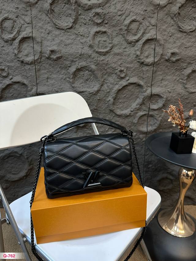 配折叠盒 原单lv 新款黑武士 Allblack 系列 手提链条包 全哑光黑真的质感拉满了！ 原版五金 牛皮面料 尺寸23.15Cm