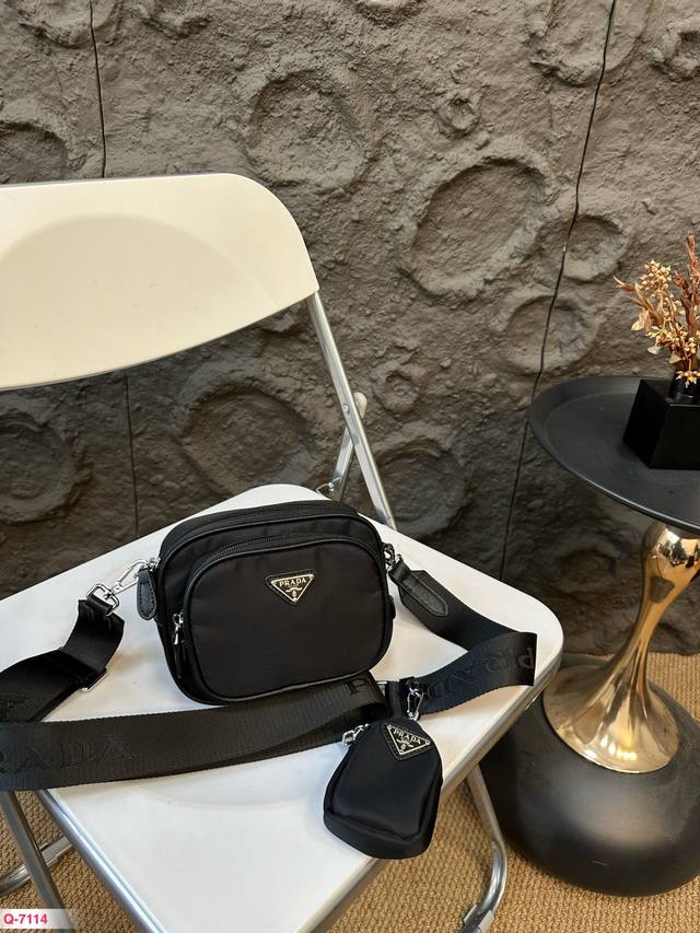 普拉达prada 尼龙相机包小方包 三合一系列 既能装又男女通用 自重轻配宽肩带 零钱包 尺寸：17.13Cm