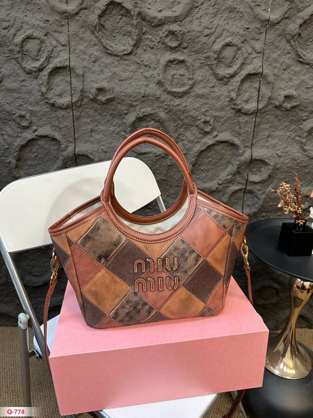 配折叠盒 Miumiu 复古拼皮 托特包 质感很高级 容量超级大也很耐用 日常出街背它回头率百分百就是这种随性慵懒感 尺寸24.20Cm 配折叠盒 Miumiu 复古拼皮 托特包 质感很高级 容量超级大也很耐用 日常出街背它回头率百分百就是这种随性慵懒感 尺寸24.20Cm