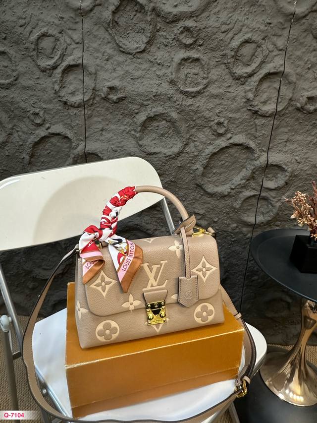 配折叠 Lv Favorite 绝绝美软软胖胖手提包可 腋下也可斜挎~ 太爱啦中 皮质柔软，开合也很方便真的是一眼惊艳！上身就是韩系 Ei小姐姐温柔风四季都可气