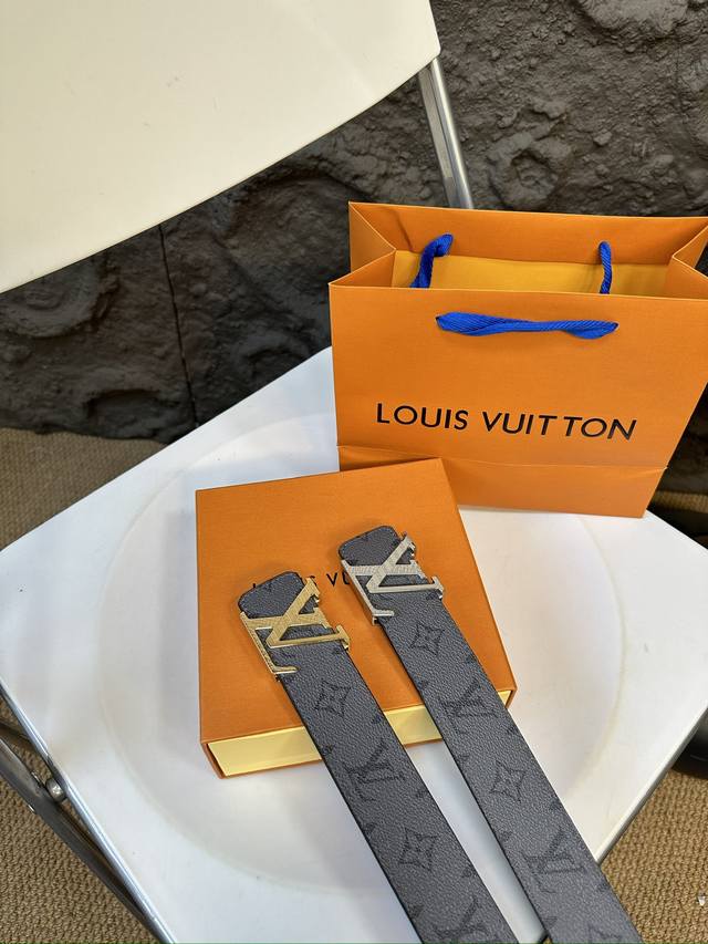 升级版 Lv！！ 高版本！全钢头 腰带 嘿哈 原单牛皮全钢头皮带～热门款 皮带里面最火的啦～质量很好 全套包装！五金绝对不褪色 皮带头和专柜一样的哦～ 配礼盒手