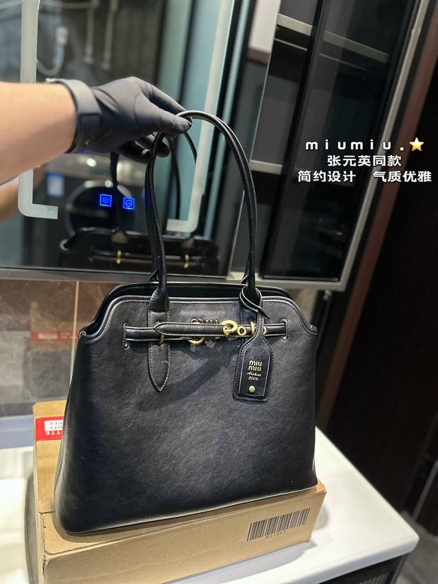 Miumiu 通勤人必备 贝壳包包这只aventure我要夸爆它绝对是公文包中的颜值天花板 绝对的断货王酷酷的慵懒感洋气且时髦还有一丢vintage感，超有调上