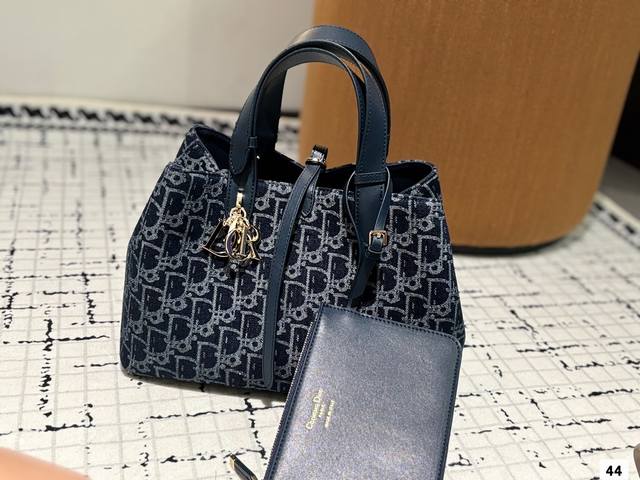 丹宁牛仔 Dior 变形托特包 慵懒随性又好背 上身满满的惊喜 高级慵懒又随性 彻底心动的一只 Size:30 20Cm 全套礼盒包装 丹宁牛仔 Dior 变形托特包 慵懒随性又好背 上身满满的惊喜 高级慵懒又随性 彻底心动的一只 Size:30 20Cm 全套礼盒包装