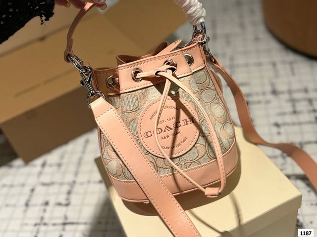 礼盒 Coach蔻驰水桶包来咯 采用抽绳系带设计。便于开合使用 清新夏日。时髦轻便敲百搭 可手提包。单肩包。斜挎包 椭圆皮质底部。带有防损四角钉 集美们！蹲它！