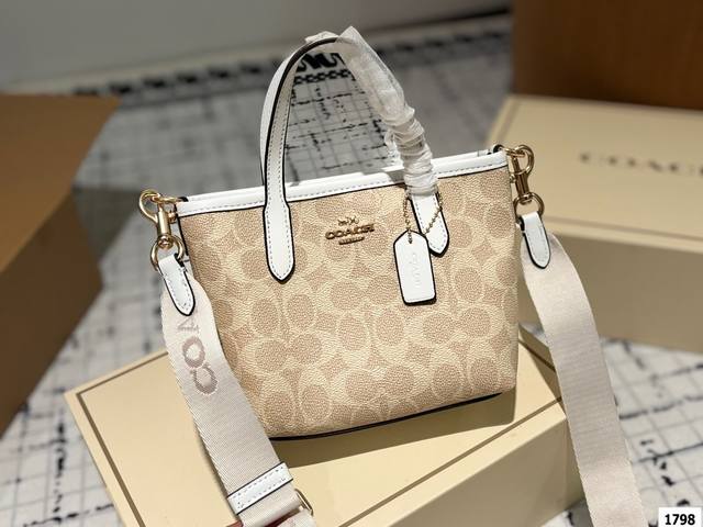 配折叠盒尺寸17.14 蔻驰 City Mini托特包 时髦拿捏住啦 不显老气好好搭啊 而旦貌美气质加成好高的呀~ 爱死了这份从容优雅