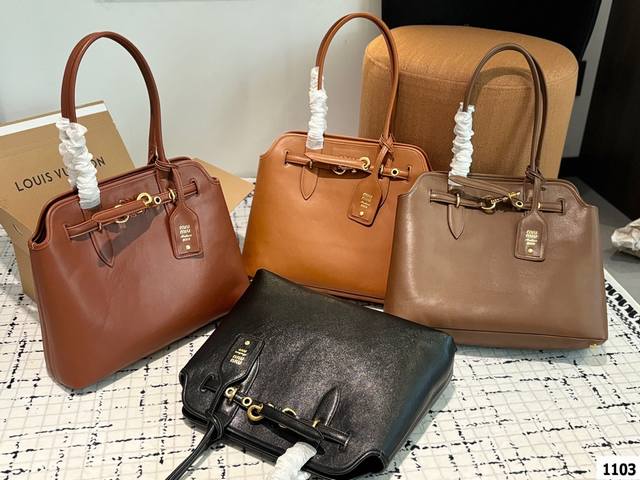 Miumiu 通勤人必备 贝壳包包 这只aventure我要夸爆它绝对是公文包中的颜值天花板 绝对的断货王酷酷的慵懒感洋气且时髦 还有一丢vintage感,超有 Miumiu 通勤人必备 贝壳包包 这只aventure我要夸爆它绝对是公文包中的颜值天花板 绝对的断货王酷酷的慵懒感洋气且时髦 还有一丢vintage感,超有