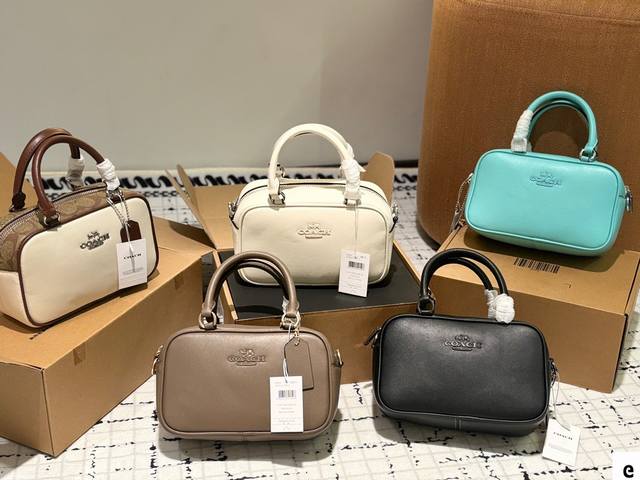 配盒尺寸20.12 蔻驰波士顿枕头包 时髦拿捏住啦 不显老气好好搭啊 而旦貌美气质加成好高的呀~ 爱死了这份从容优雅